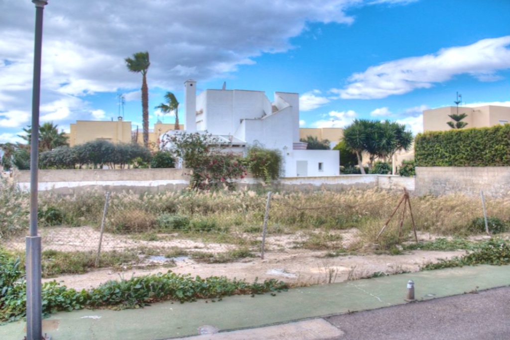 Parcela urbana en venta en Puerto Rey, Vera Playa – 350 m² con licencia para construir tu vivienda