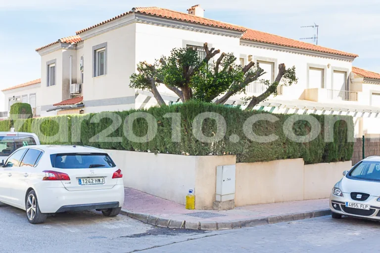 Chalet adosado en esquina Calle Chalupa de Garrucha