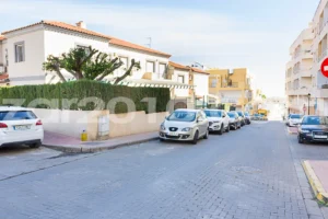 Semi-detached house on the corner of Calle Chalupa de Garrucha - imagen 2