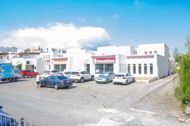 Oportunidad de inversión en Mojácar Playa – Local con terraza