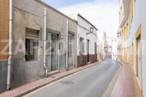 Investment opportunity. House for complete renovation or demolition in Garrucha - imagen 1