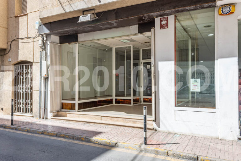 Alquiler de Local Comercial Premium en Calle Mayor de Garrucha: 118m² de Éxito Asegurado