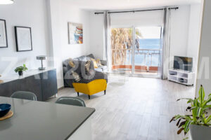 Renovated beachfront apartment with terrace and sea views in Garrucha - imagen 3