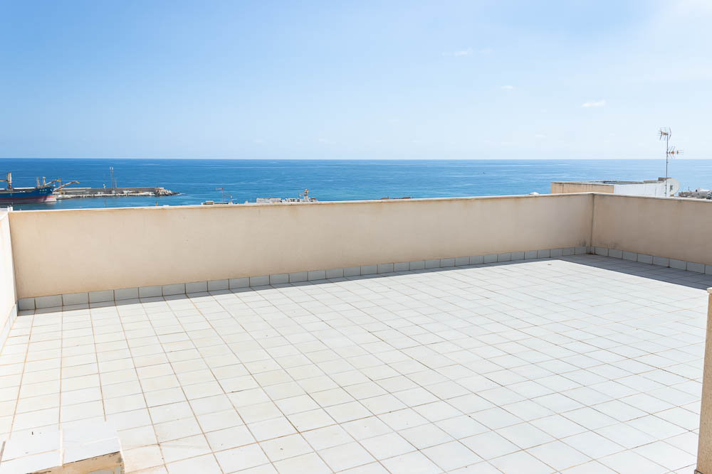 Ático exclusivo con terraza panorámica y vistas al mar en Garrucha