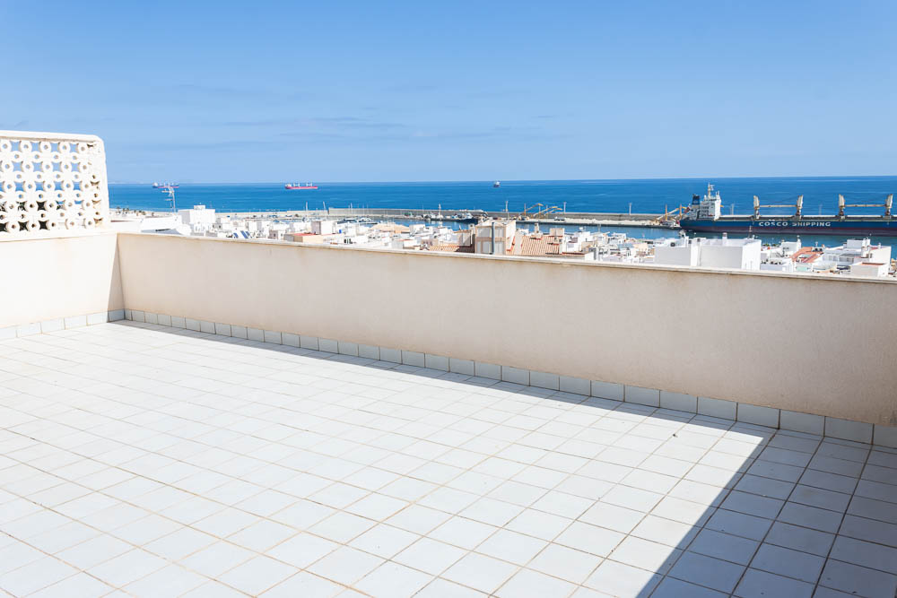 Ático exclusivo con terraza panorámica y vistas al mar en Garrucha