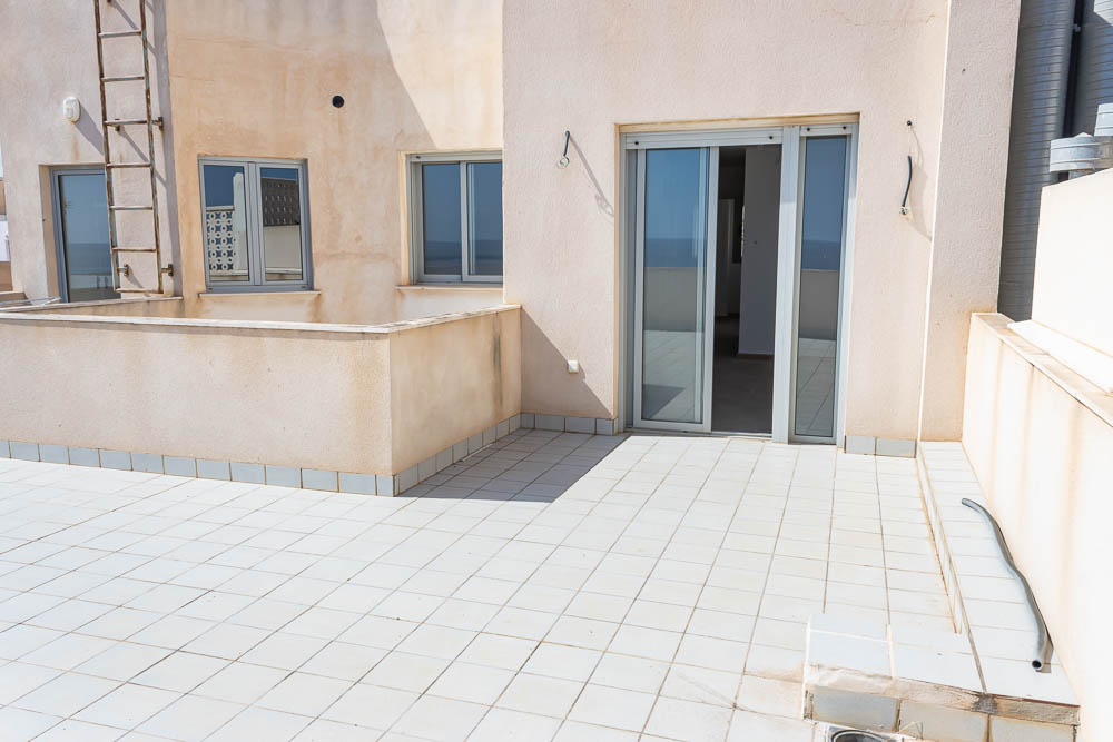 Ático exclusivo con terraza panorámica y vistas al mar en Garrucha