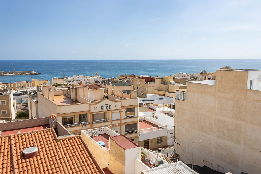 Ático exclusivo con terraza panorámica y vistas al mar en Garrucha