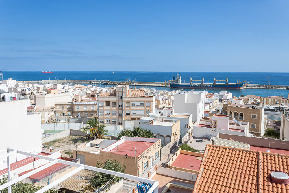 Ático exclusivo con terraza panorámica y vistas al mar en Garrucha