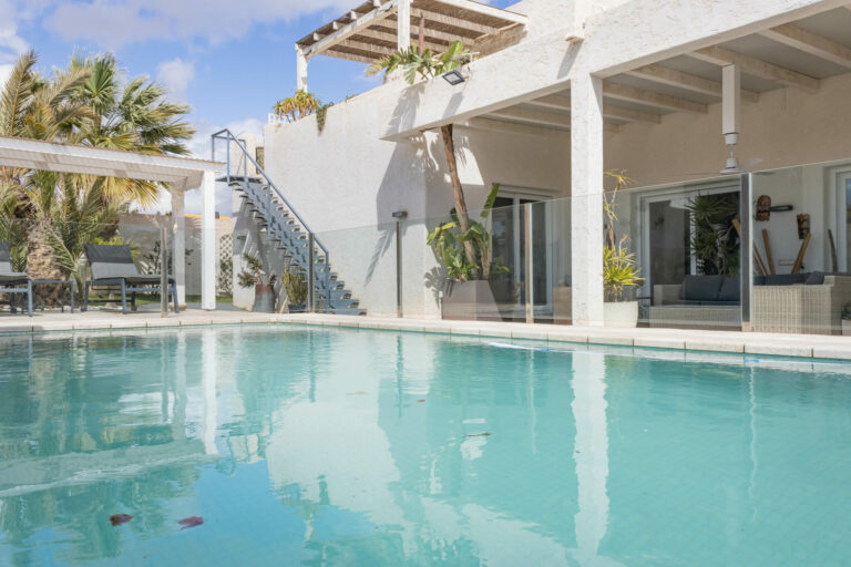 Exclusivo Chalet Moderno con Piscina y Jardín en La Ribina, cerca de Vera