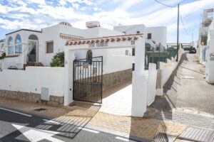Magnífico Chalet Independiente en El Palmeral: Espacio, Vistas al Mar y un Sinfín de Posibilidades - imagen 2