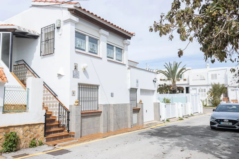 Elegante casa adosada en El Palmeral: 3 dormitorios, garaje privado y a 150 metros de la playa de Mojácar.
