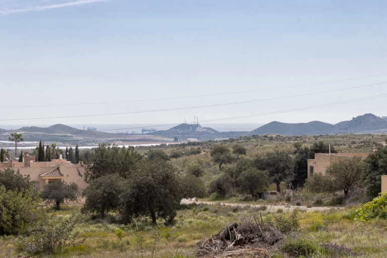 Exclusiva Parcela Urbana en La Ribina con Vistas al Mar y Gran Potencial de Edificación
