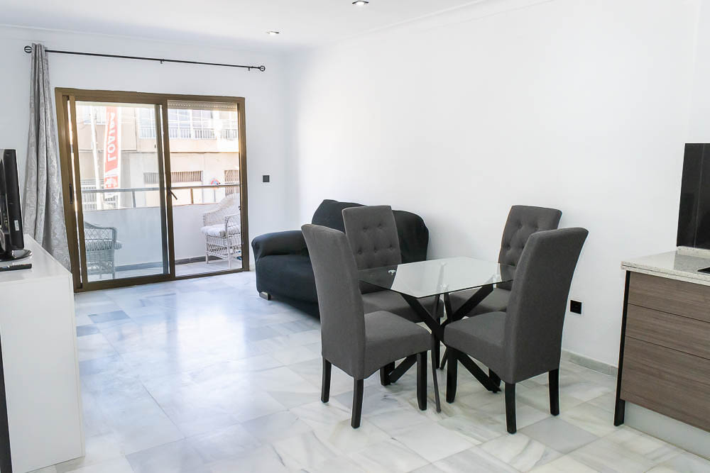 Opportunity on Main Street: Renovated apartment 100m from the beach with terrace and natural light