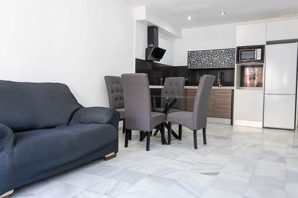 Opportunity on Main Street: Renovated apartment 100m from the beach with terrace and natural light