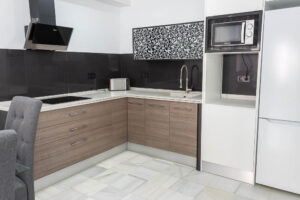 Opportunity on Main Street: Renovated apartment 100m from the beach with terrace and natural light - imagen 12