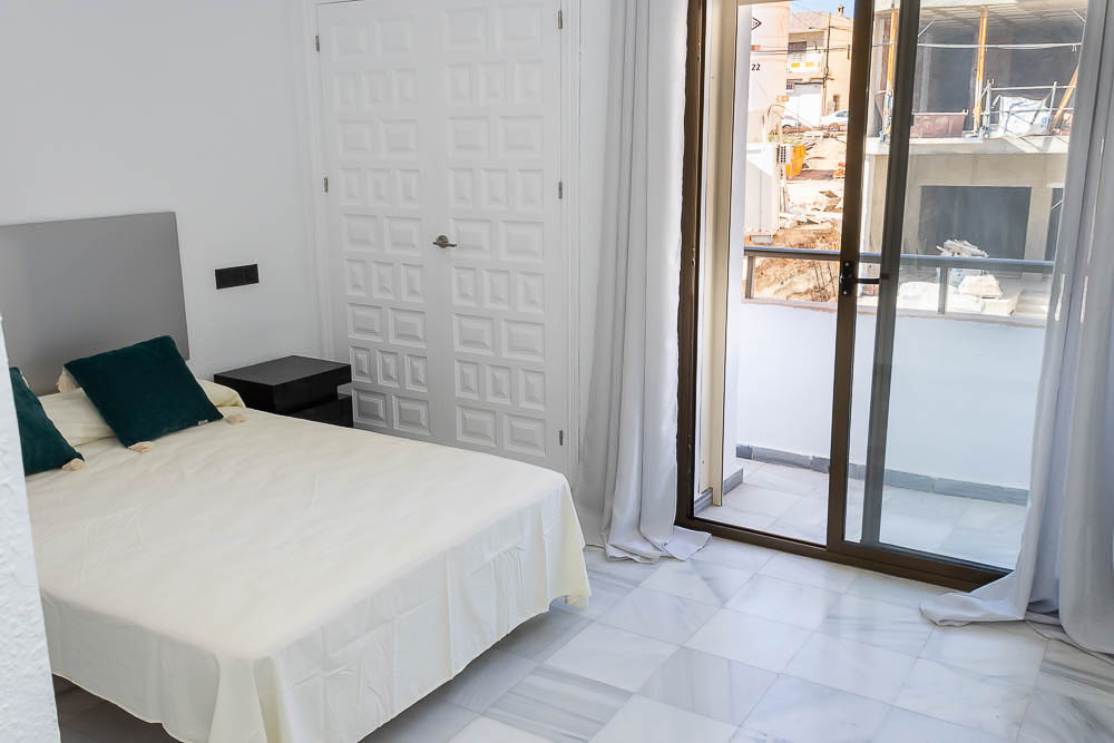 Opportunity on Main Street: Renovated apartment 100m from the beach with terrace and natural light