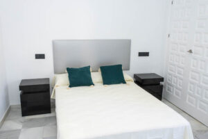 Opportunity on Main Street: Renovated apartment 100m from the beach with terrace and natural light - imagen 14