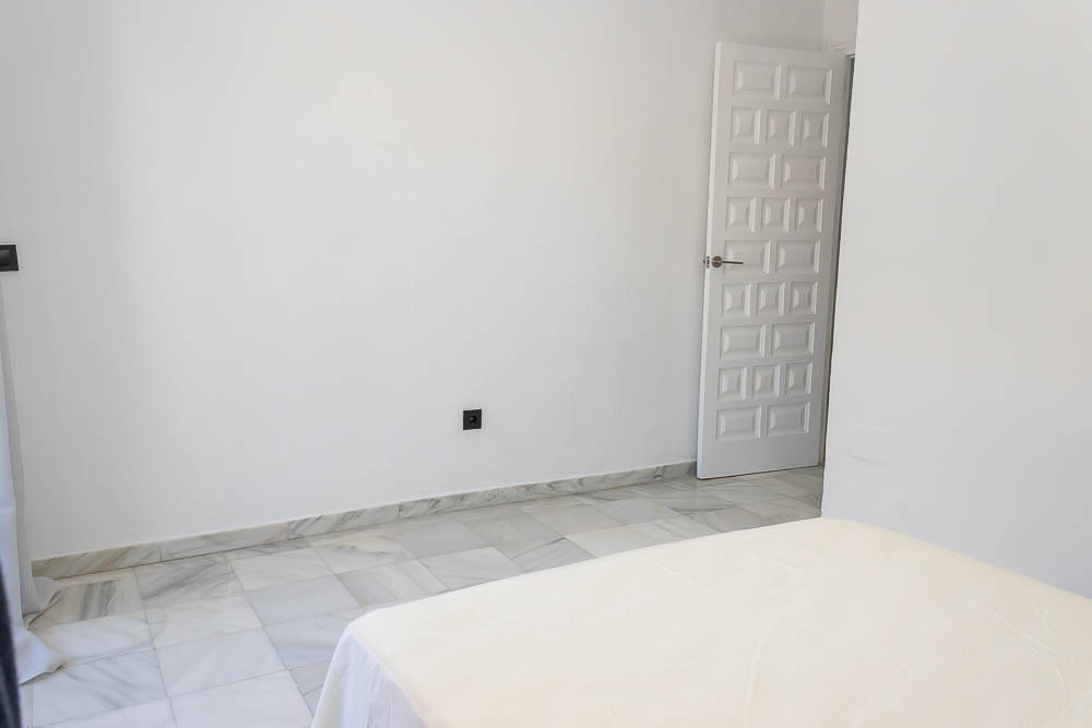 Opportunity on Main Street: Renovated apartment 100m from the beach with terrace and natural light