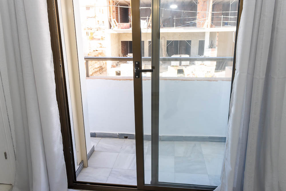 Opportunity on Main Street: Renovated apartment 100m from the beach with terrace and natural light