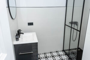 Opportunity on Main Street: Renovated apartment 100m from the beach with terrace and natural light - imagen 17