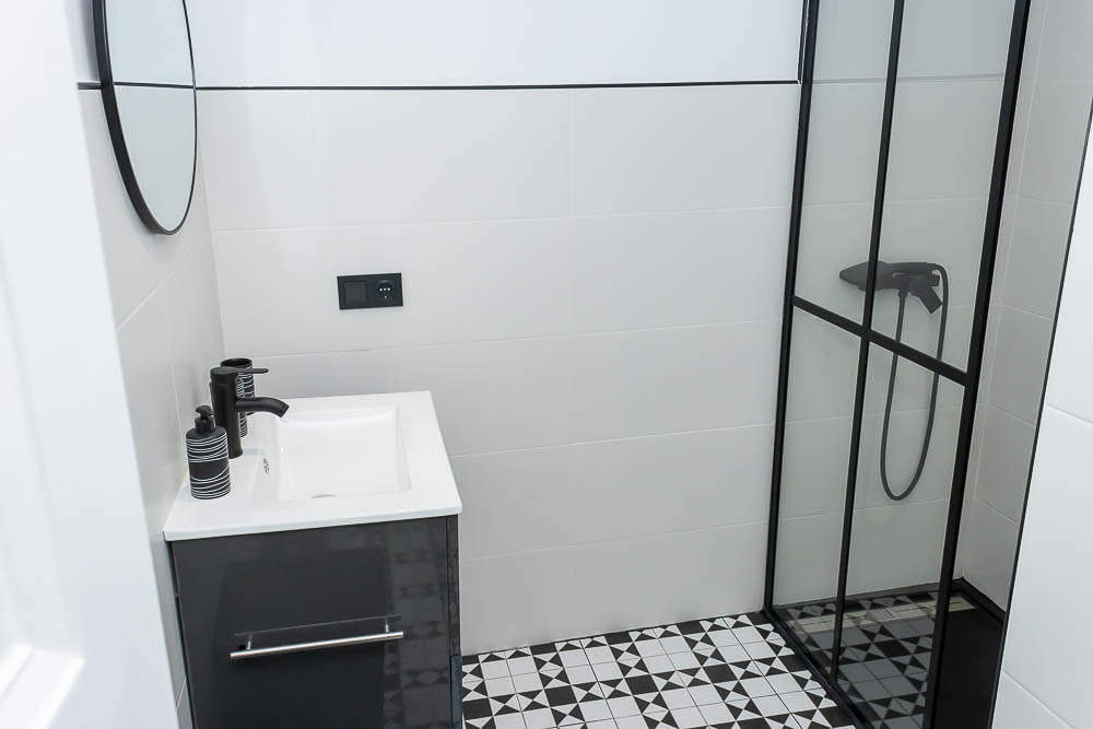 Opportunity on Main Street: Renovated apartment 100m from the beach with terrace and natural light