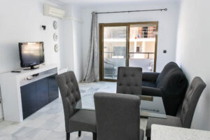Opportunity on Main Street: Renovated apartment 100m from the beach with terrace and natural light - imagen 3