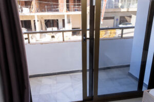 Opportunity on Main Street: Renovated apartment 100m from the beach with terrace and natural light - imagen 21