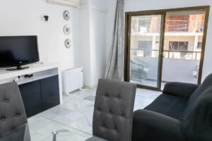 Opportunity on Main Street: Renovated apartment 100m from the beach with terrace and natural light - imagen 4