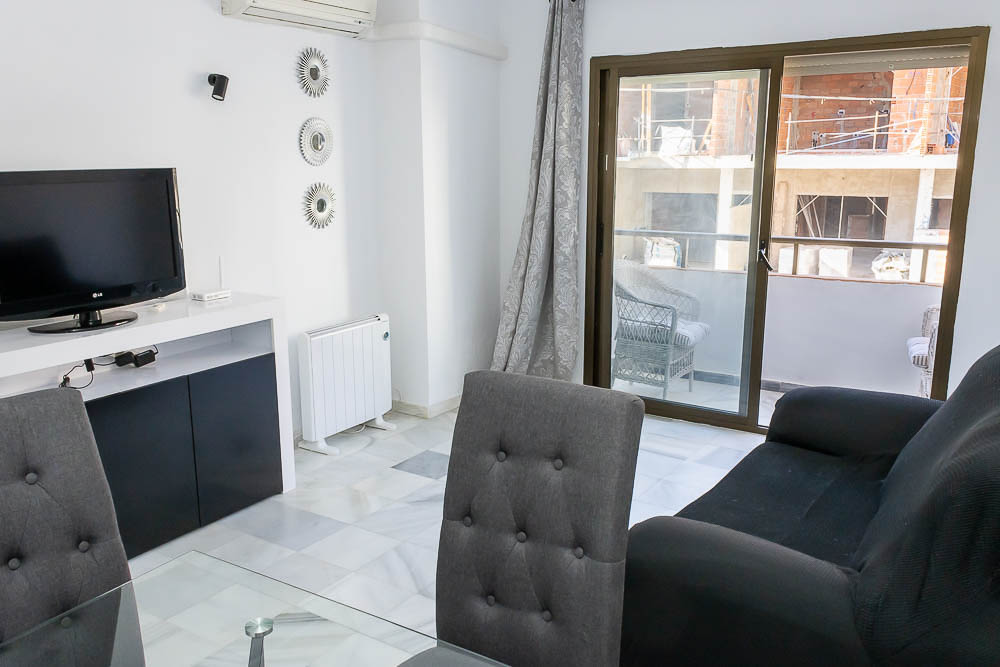 Opportunity on Main Street: Renovated apartment 100m from the beach with terrace and natural light