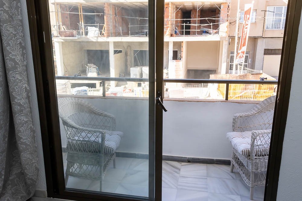 Opportunity on Main Street: Renovated apartment 100m from the beach with terrace and natural light