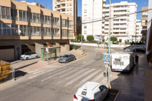 Opportunity on Main Street: Renovated apartment 100m from the beach with terrace and natural light - imagen 7