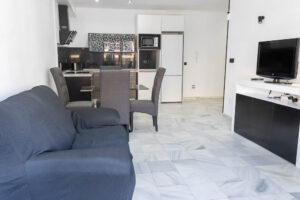 Opportunity on Main Street: Renovated apartment 100m from the beach with terrace and natural light - imagen 8