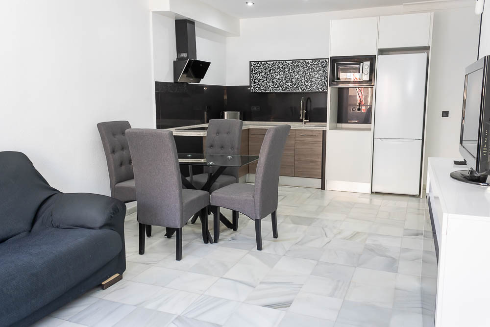 Opportunity on Main Street: Renovated apartment 100m from the beach with terrace and natural light