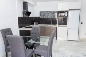 Opportunity on Main Street: Renovated apartment 100m from the beach with terrace and natural light - imagen 9