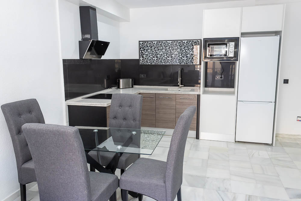 Opportunity on Main Street: Renovated apartment 100m from the beach with terrace and natural light