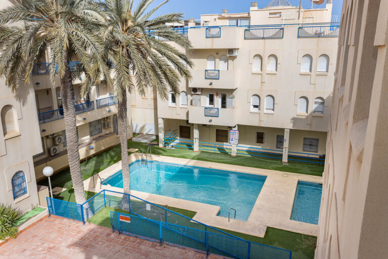 Espectacular Ático de 3 Dormitorios con Gran Solarium Privado y Vistas al Mar en Garrucha