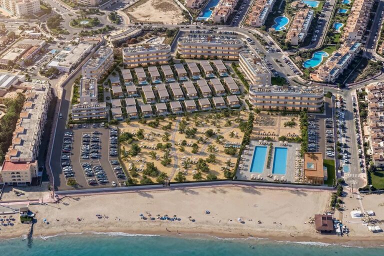 2-Bedroom Villa with Private Pool, Beachfront — Dunas de Vera, Almería