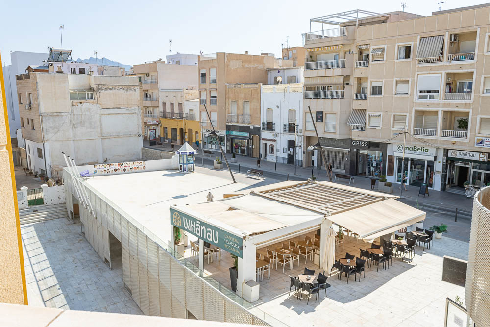 Piso en venta en el centro de Garrucha con gran terraza y vistas a la Plaza del Ayuntamiento - imagen 10
