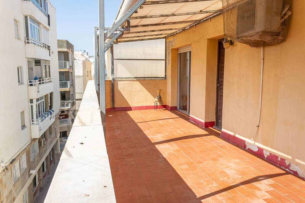 Piso en venta en el centro de Garrucha con gran terraza y vistas a la Plaza del Ayuntamiento - imagen 11
