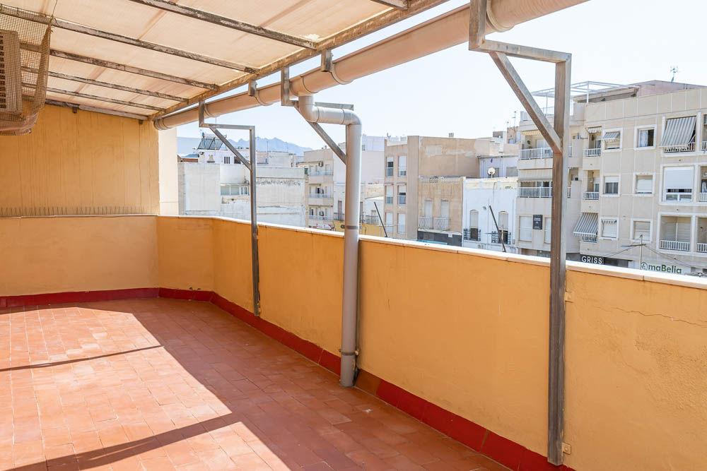 Piso en venta en el centro de Garrucha con gran terraza y vistas a la Plaza del Ayuntamiento - imagen 1