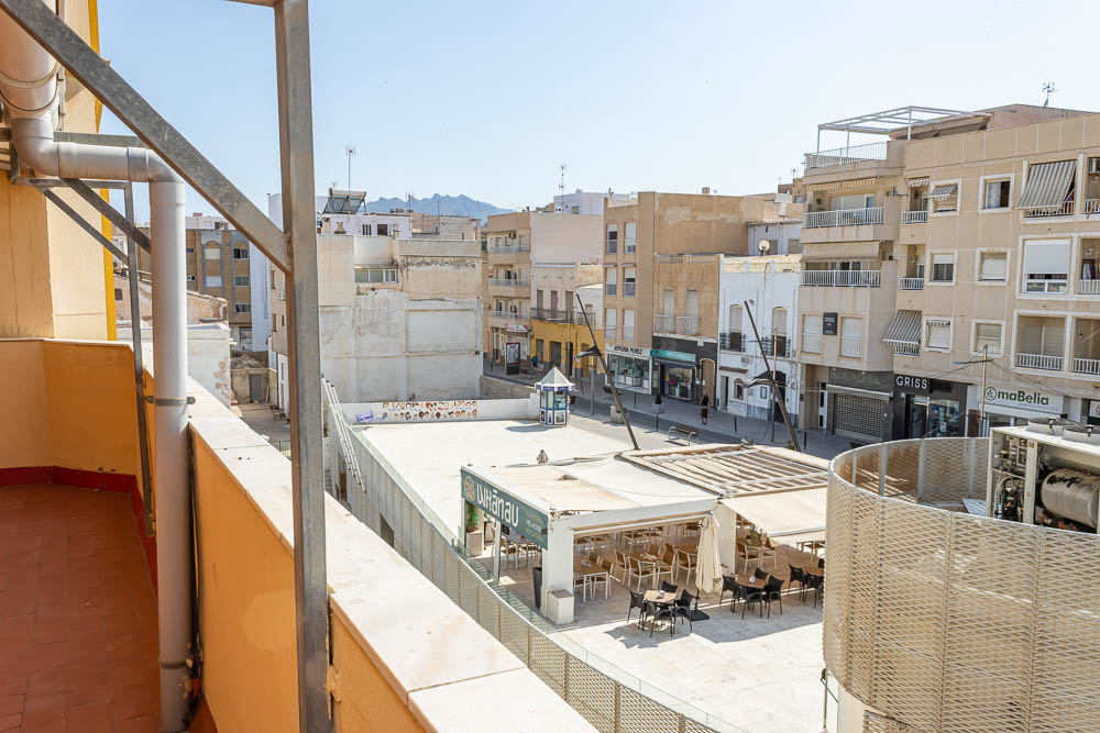 Piso en venta en el centro de Garrucha con gran terraza y vistas a la Plaza del Ayuntamiento - imagen 9