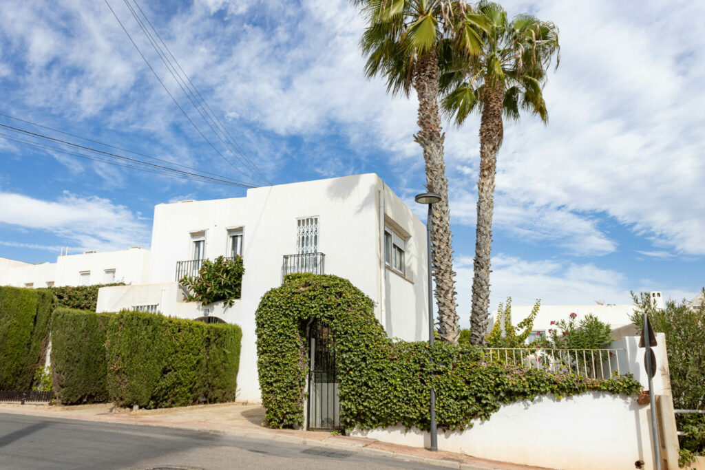 Exclusivo Chalet Adosado en Esquina a 150 m del Mar en la Mejor Zona de Mojácar
