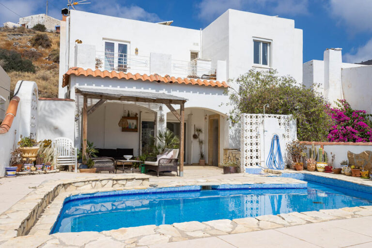 Chalet-cortijo con piscina, jardín y licencia turística en Sopalmo, Mojácar — 4 dormitorios y vistas a la montaña