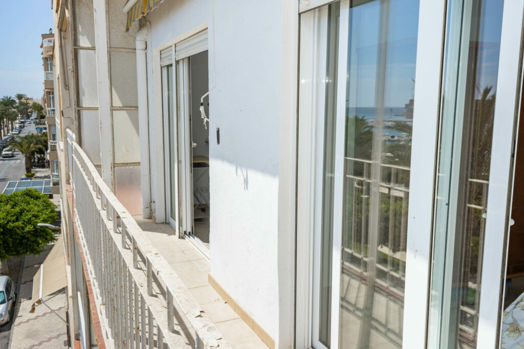 Apartamento de 3 dormitorios en primera línea del Malecón de Garrucha - imagen 11