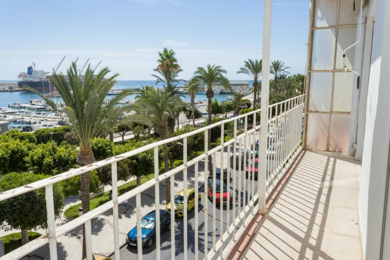 Apartamento de 3 dormitorios en primera línea de mar en Garrucha