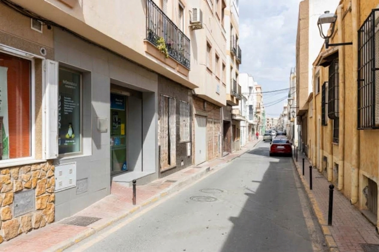 Local comercial en venta en Garrucha, calle Joaquín Escobar - imagen 3