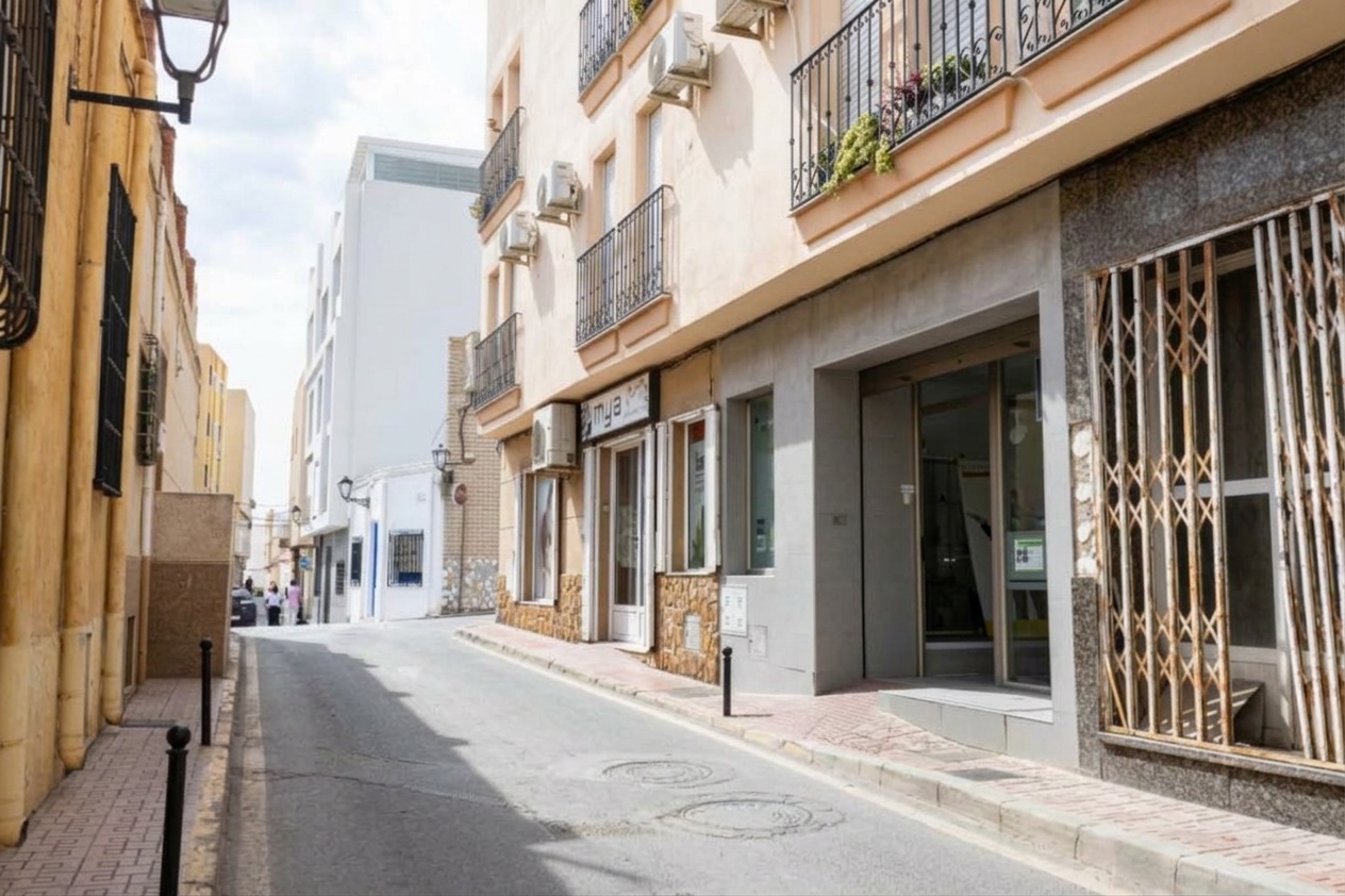 Local comercial en venta en Garrucha, calle Joaquín Escobar - imagen 4